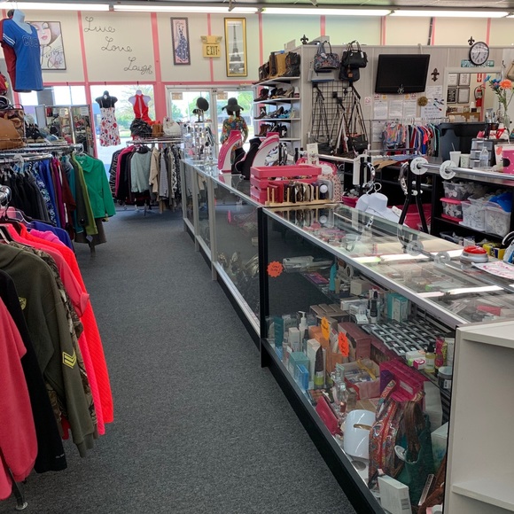 UPTOWN RESALE & CONSIGNMENTS SINCE 1992 - Picture 4 of 9